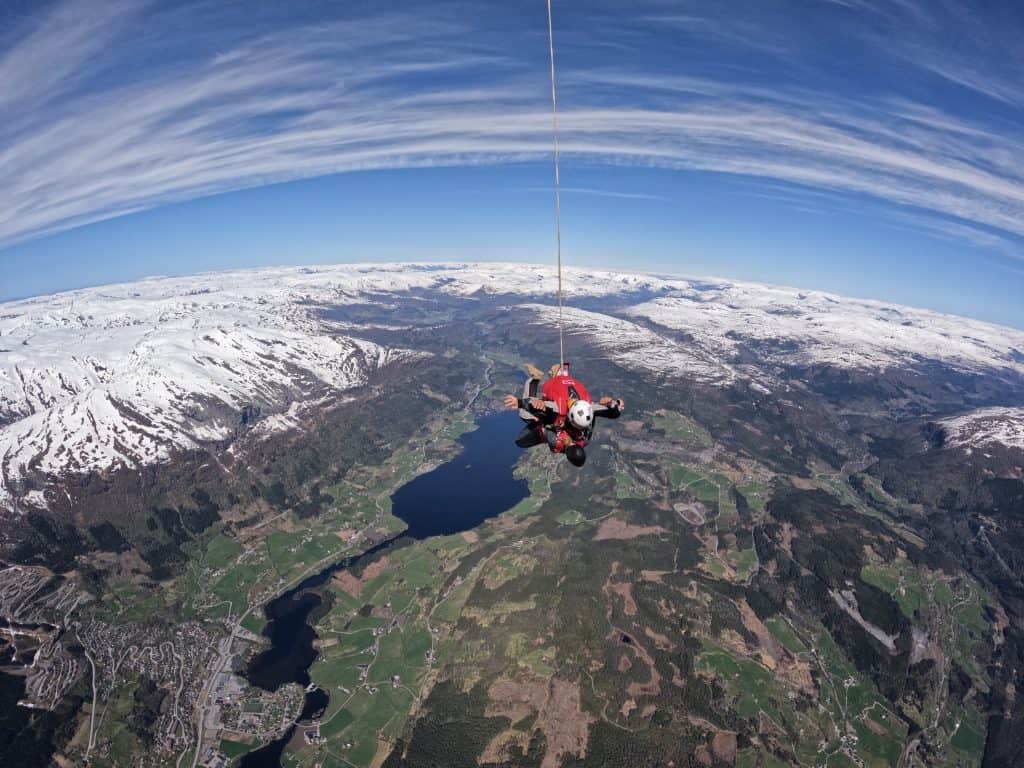 Parachutespringen bij Skydive Voss met uitzicht over de bergen rondom Voss Resort