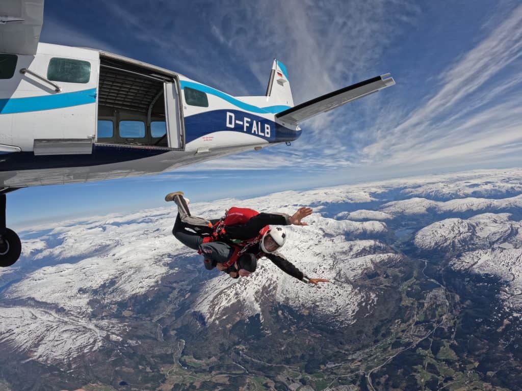 Springen uit een vliegtuig van Skydive Voss met uitzicht op de bergen